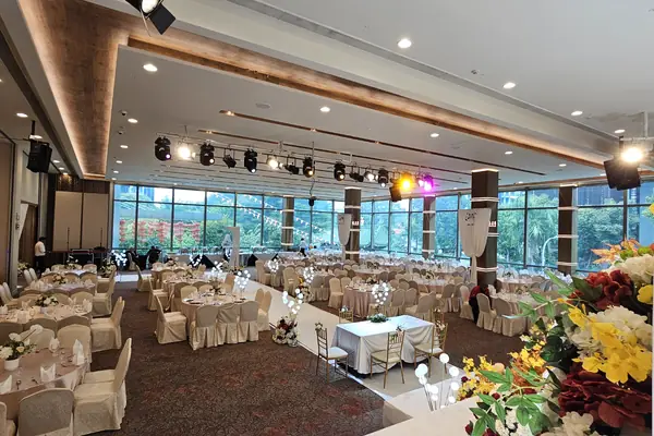 Banquet seating and aisle in Orchid Ballroom at Chui Huay Lim Club Newton