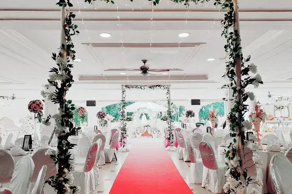Floral ceremony aisle at Tee Garden, Orchid Country Club