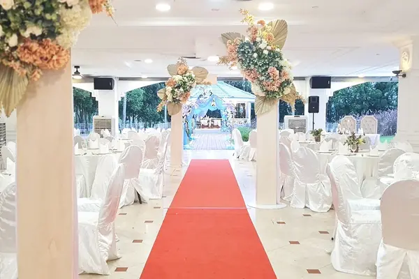 Red carpet ceremony aisle at Tee Garden, Orchid Country Club